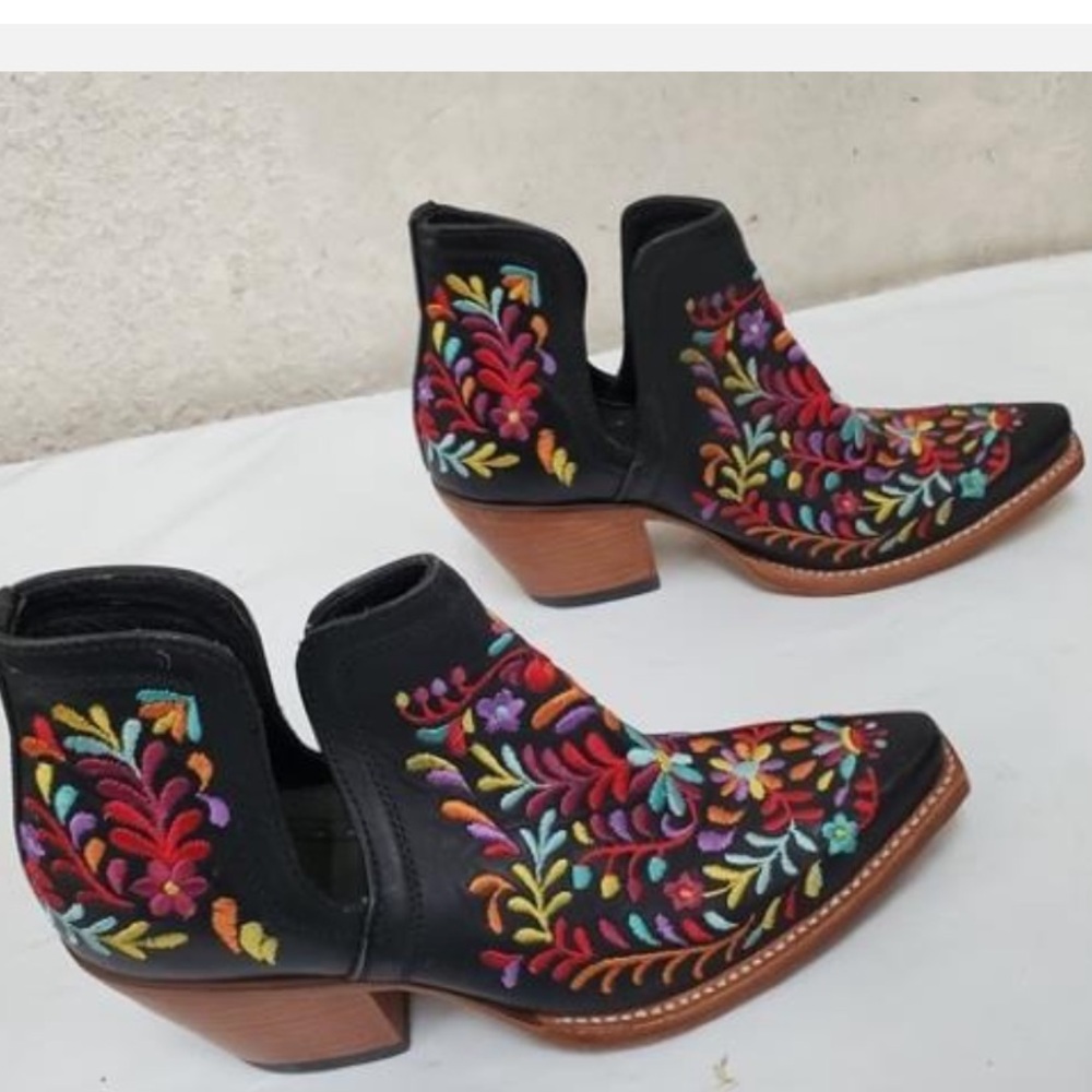 NWOT Ariat “Dixon”Black Ankle Boots w/Multicolor Floral Embroidery  Size 7 - Picture 2 of 7